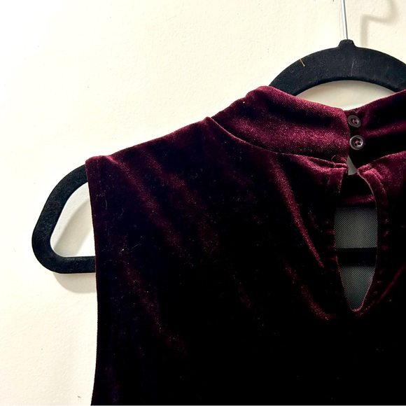 Sleeveless velour top with mesh detail - Picture 3 of 5